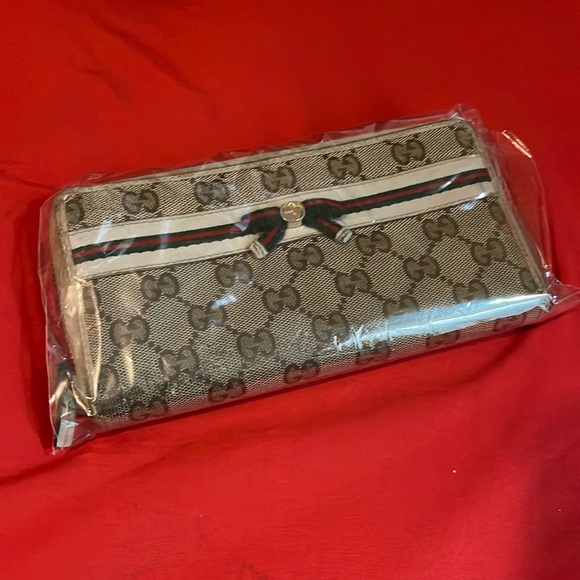 AUTHENTIC GUCCI WALLET.. EUCSOLDSOLDSOLDSOLDSOLDSOLD